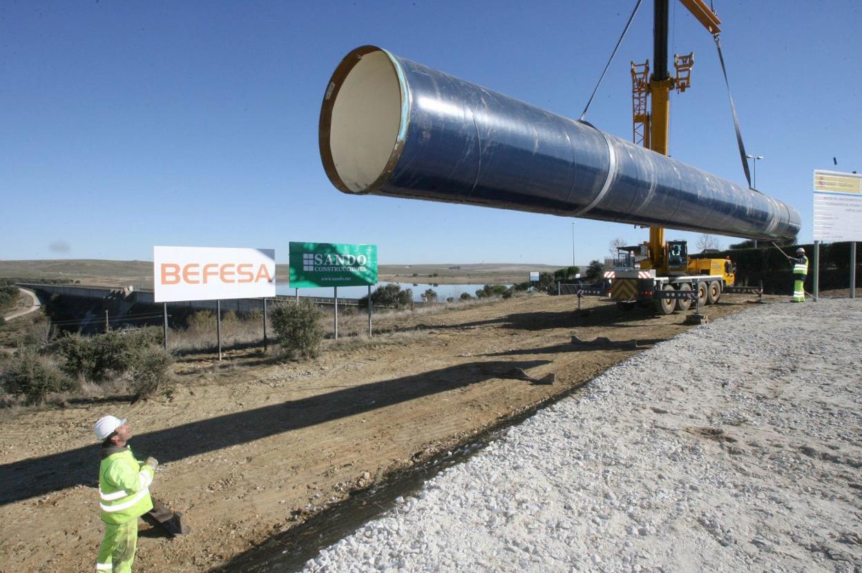 Colocación de la primera tubería del trasvase de Portaje al Guadiloba en diciembre de 2007. 