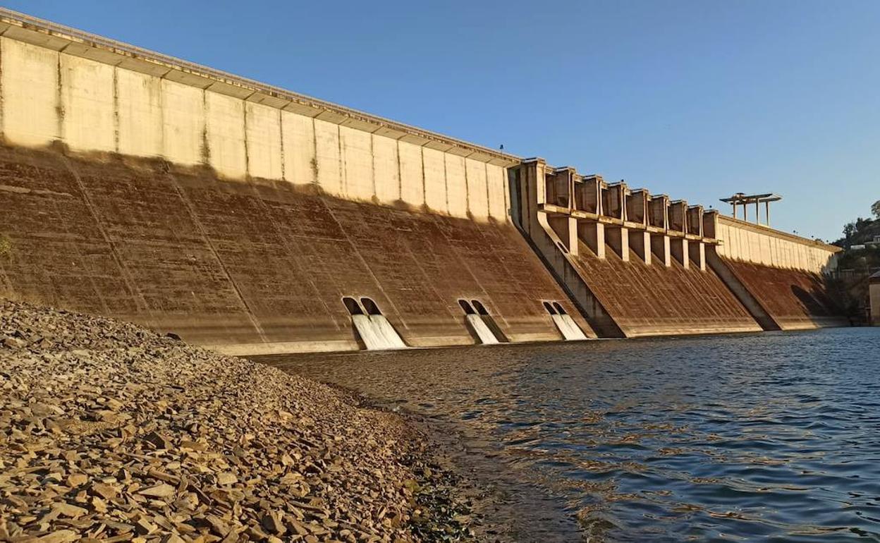 Imagen de esta semana del muro de la presa de La Serena, vista desde el embalse del Zújar, con el que está conectada. 