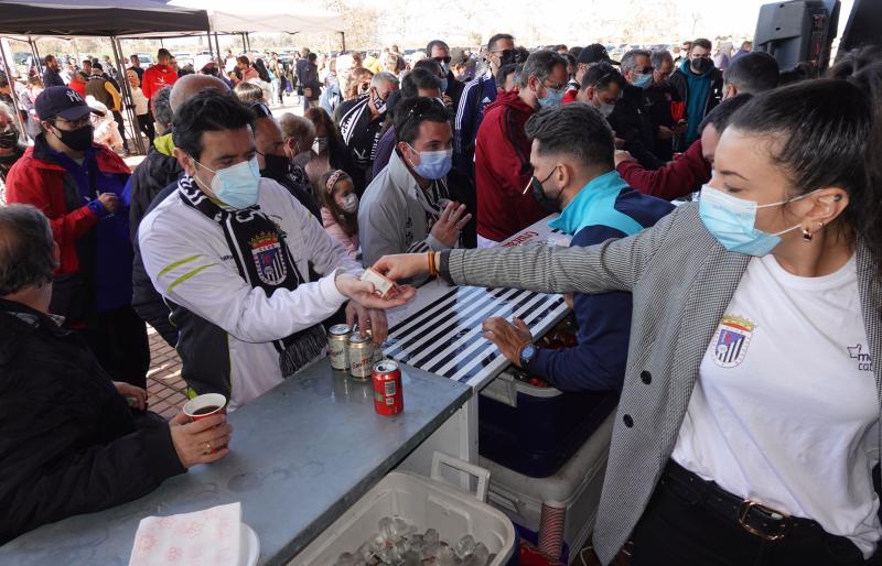 Fotos: El pundonor y la grada no son suficientes para el Badajoz