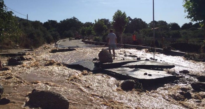 El asfalto de la EX-203 quedó destrozado por la riada. 
