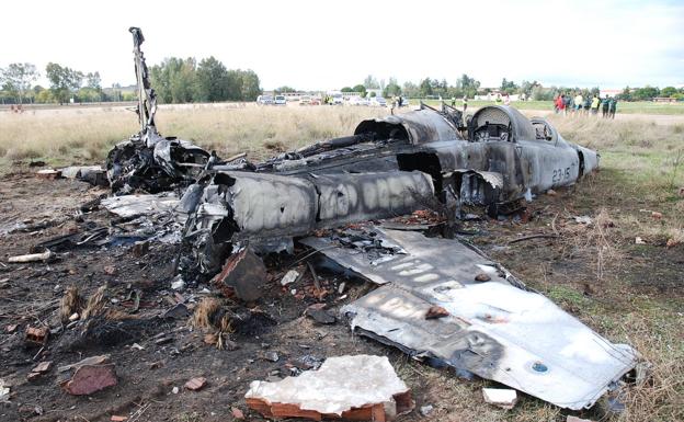 Los restos del caza F-5 siniestrado en Badajoz y vídeo del accidente.