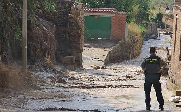 Un guardia civil en una de las calles inundadas en Valverde de la Vera. 