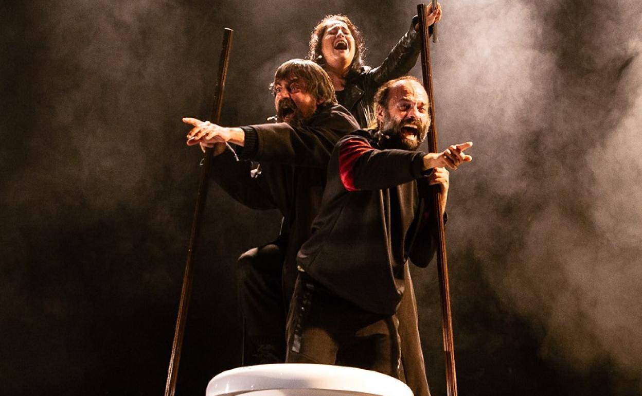 El escenario del teatro Alkázar de Plasencia acoge la puesta en escena de la obra 'Conquistadores'