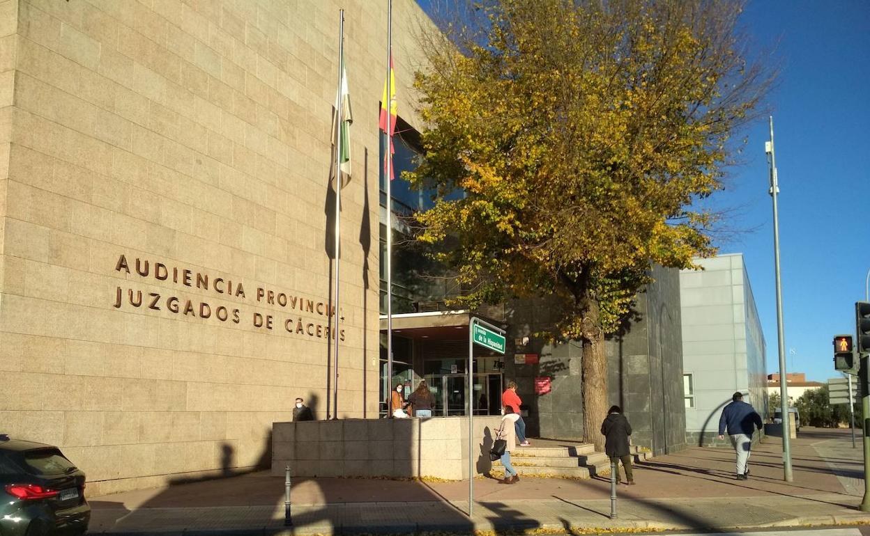 El juicio ha sido a puerta cerrada en la Audiencia Provincial de Cáceres. 