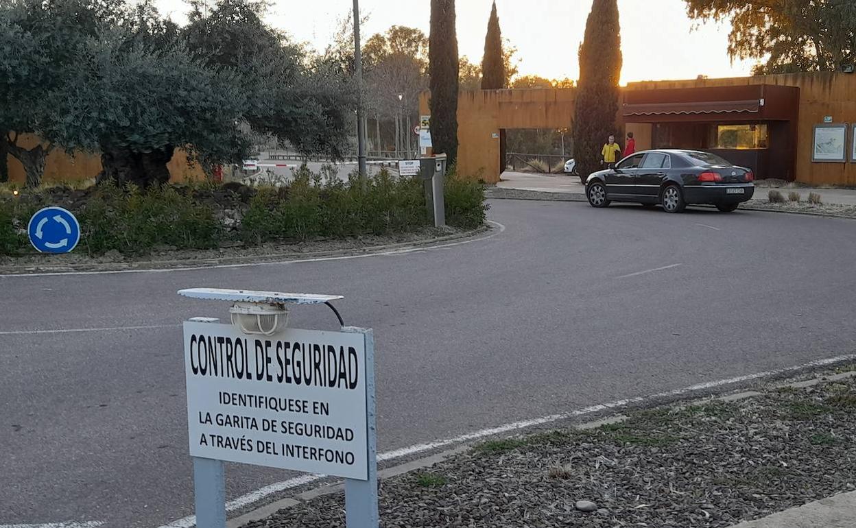 Vigilancia, ayer, a la entrada del complejo Isla Valdecañas. 