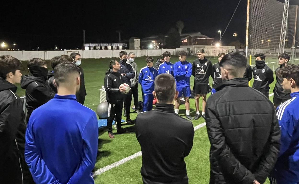 Tete se dirige a los jugadores del juvenil B del Badajoz antes de un entrenamiento. 