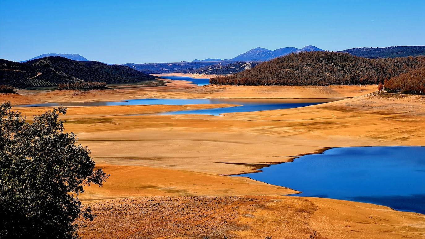 Embalse del Cijara desde el entorno de Helechosa de los Montes