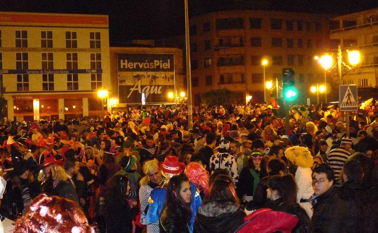 Imagen de archivo del botellón del Carnaval en la plaza de San Atón.