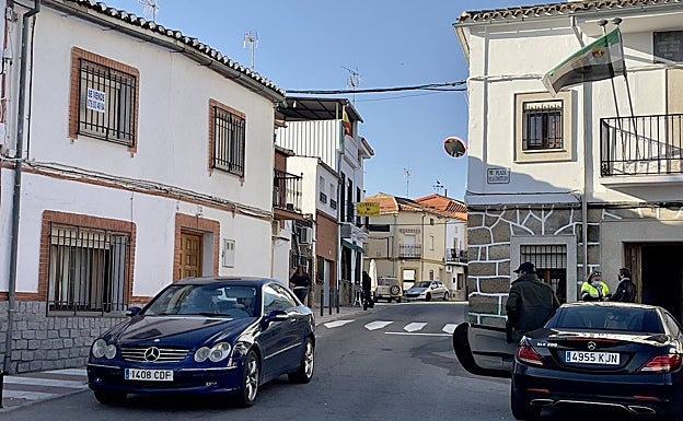 Ayuntamiento de El Gordo, a la derecha.