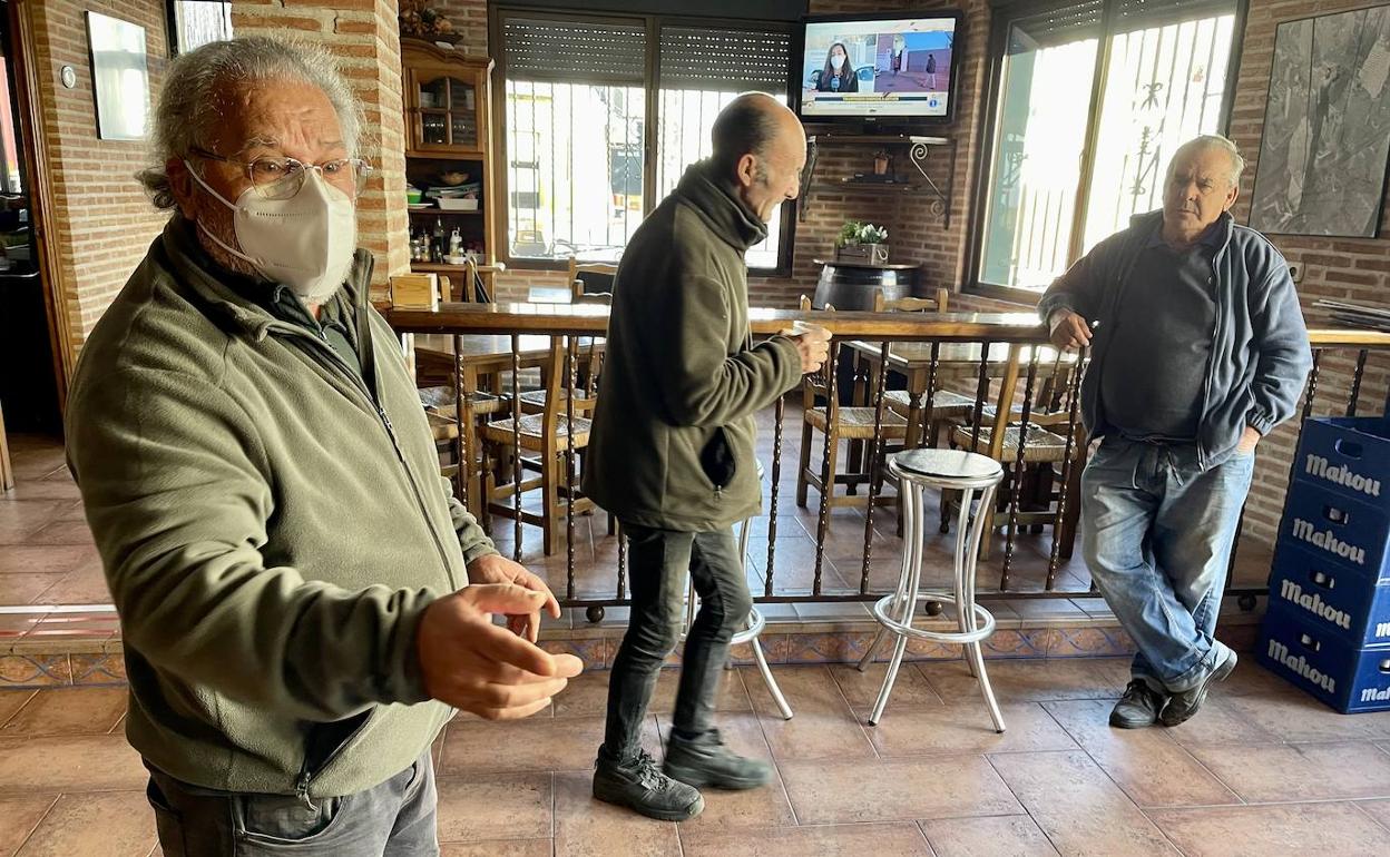 Miguel Blázquez, en primer término, y otros dos clientes del bar Oasis, en El Gordo, este miércoles. 
