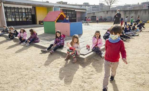 Alumnos del colegio Castra Caecilia de Cáceres durante el recreo.