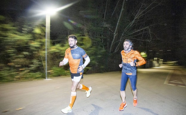 Raúl Gómez (izqda.) y Miguel Ángel Lázaro, durante la carrera. 