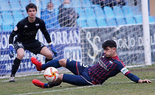 Murillo corta un balón en su área, ante la atenta mirada del guardameta azulgrana Pablo Vázquez, en el partido de este sábado.