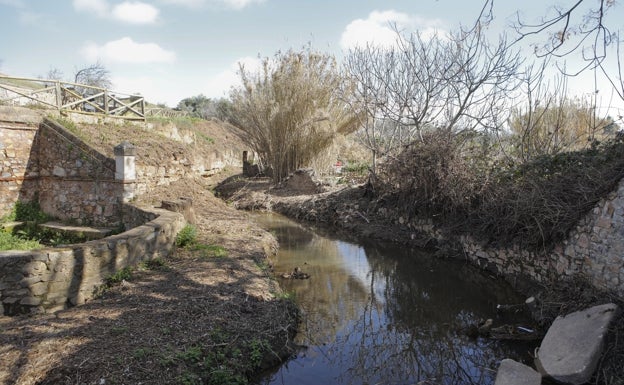 Imagen principal - En el capítulo de inversiones del anteproyecto se reservan 50.000 euros para la Ribera del Marco (arriba). Hay 39.000 euros para adecuar el refugio de San Blas (Izda) y los caminos escolares seguros tendrán 10.000 euros. A la derecha un grupo de jóvenes a las puertas del colegio de Las Carmelitas. 