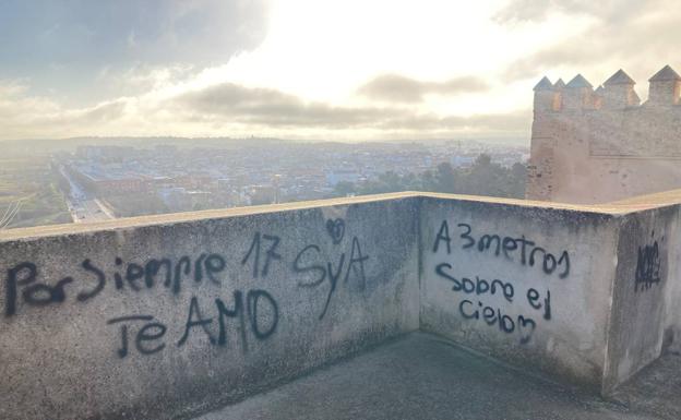 Una de las pintadas aparecidas en la muralla de la Alcazaba. 