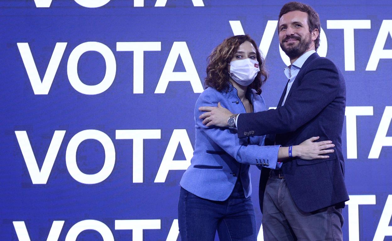 Ayuso y Casado durante el cierre de campaña en Valladolid. 