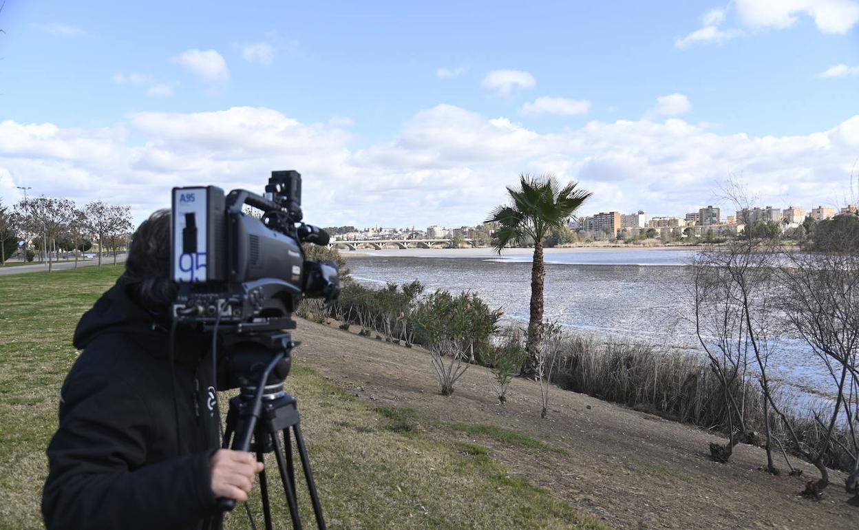 Medios de comunicación en el lugar donde fue encontrado el cuerpo. 