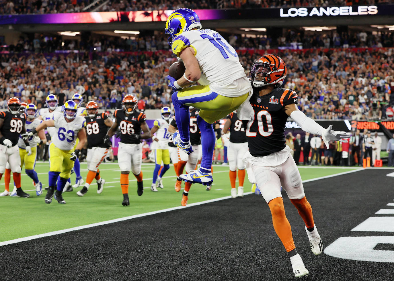 Cooper Kupp recibe el pase de Matthew Stafford para anotar el touchdown que selló la remontada de los Rams ante los Bengals en la Super Bowl LVI. 