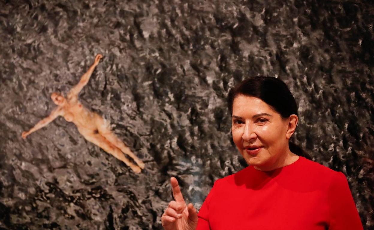 Marina Abramovic, ante uno de los retratos expuesto en Madrid. 