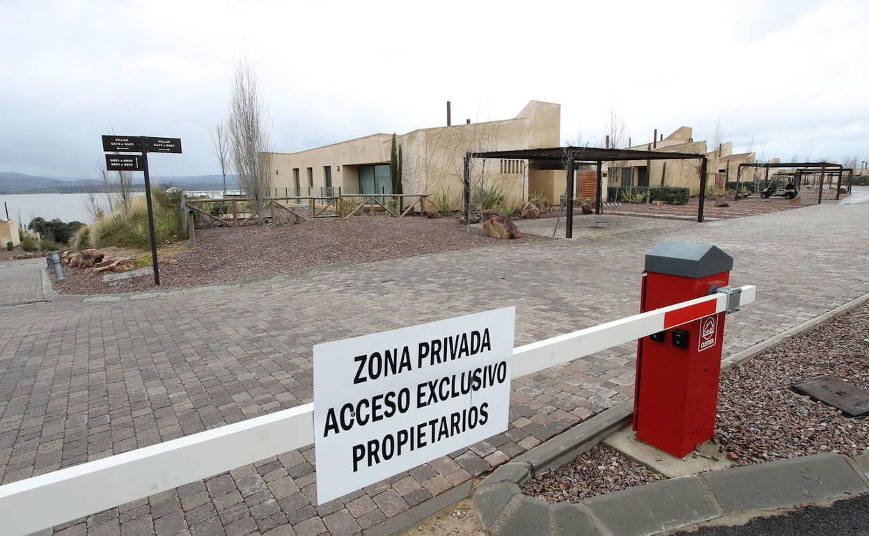 Entrada a una de las zonas donde están las viviendas del resort ubicado a 90 minutos de Madrid en coche. 