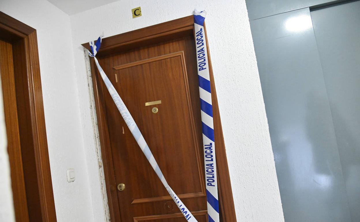 La puerta sellada por la Policía Local tras el hallazgo del cadáver. 