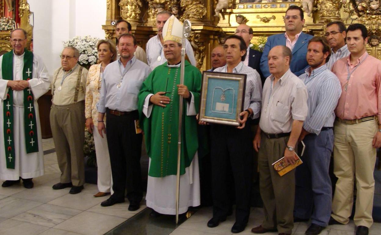 Imagen de archivo del anterior obispo, Francisco Cerro, con la directiva de la cofradía de la Virgen de la Montaña en el año 2008. 