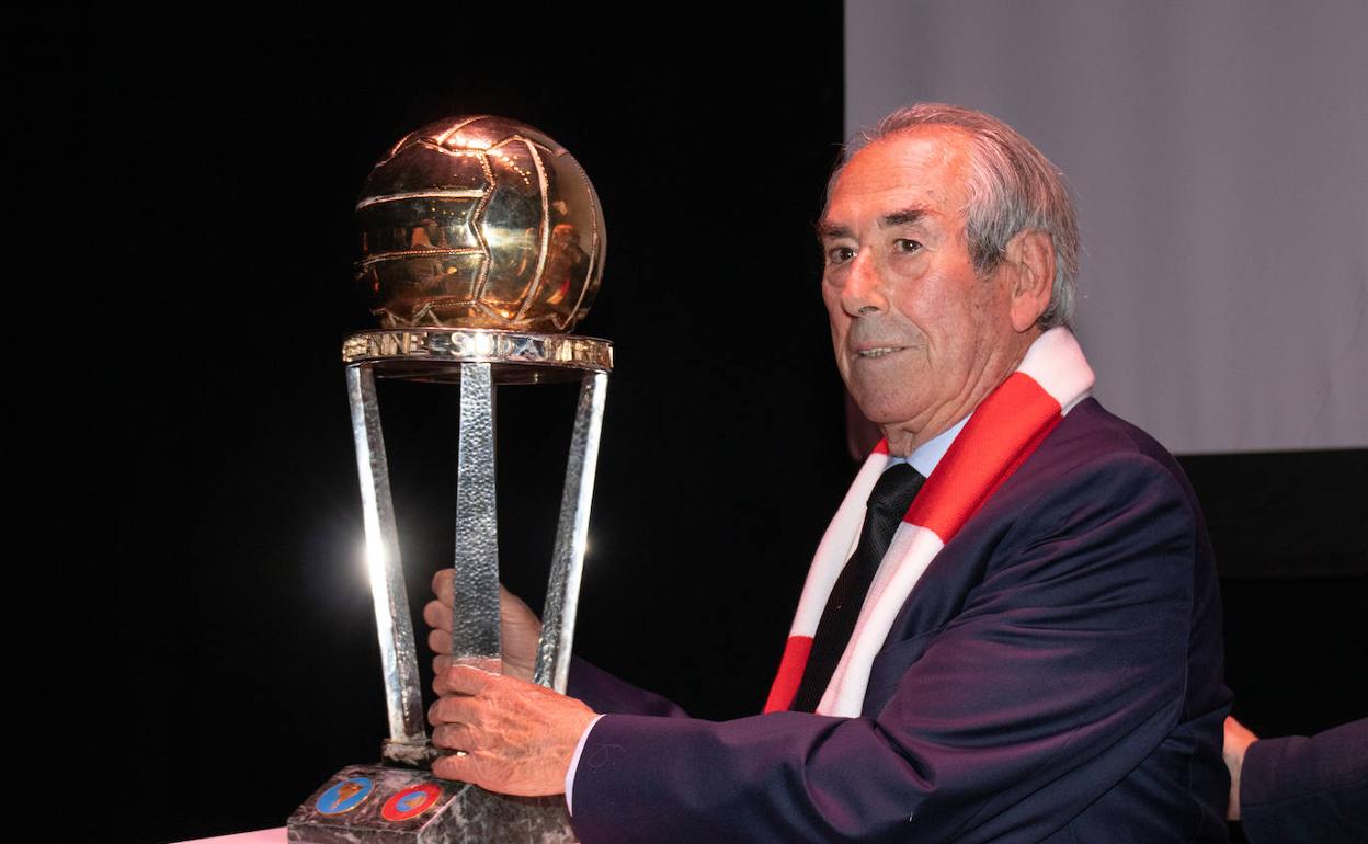 Adelardo junto a la Copa Intercontinental que alzó como capitán del Atleti en 1975 