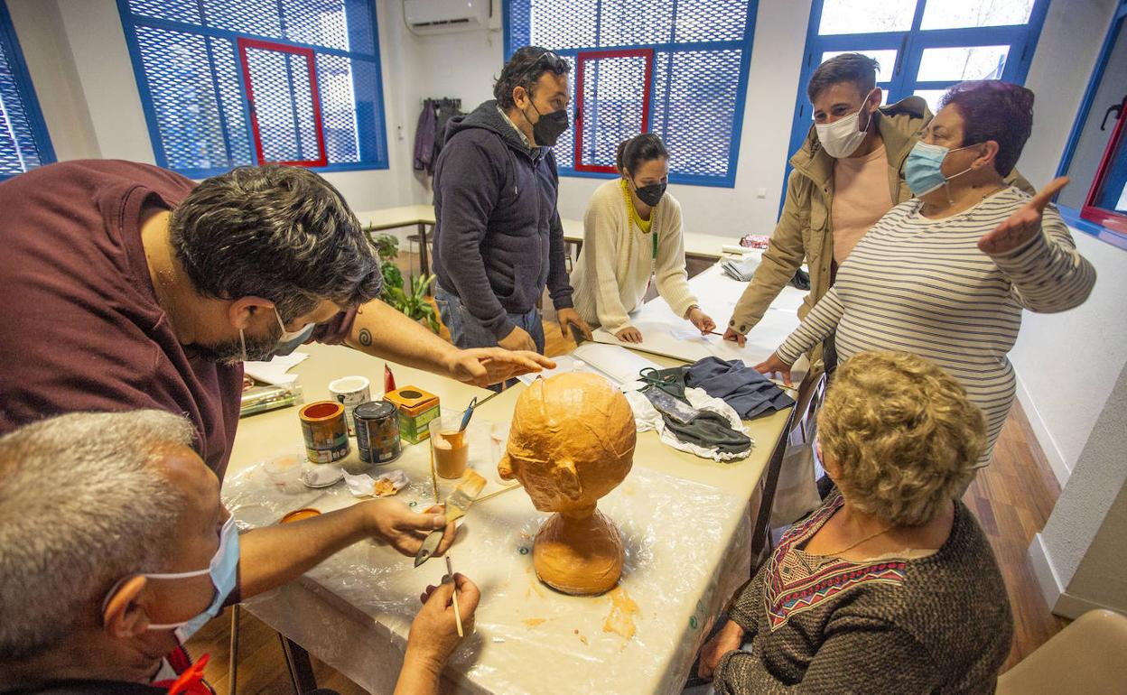 Taller de confección de peleles de Carnaval para la fiesta de las Lavanderas.