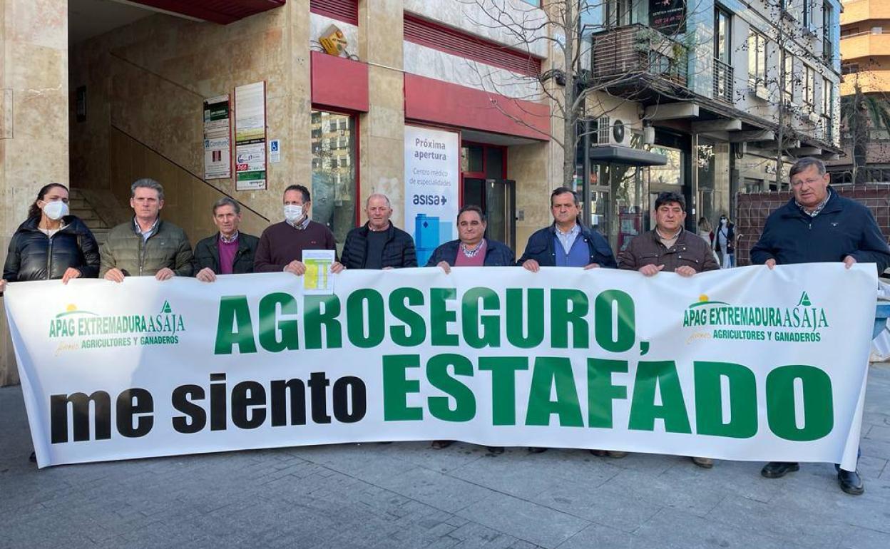 Ganaderos de APAG Extremadura Asaja en Cáceres, frente a las puertas de Agroseguro.