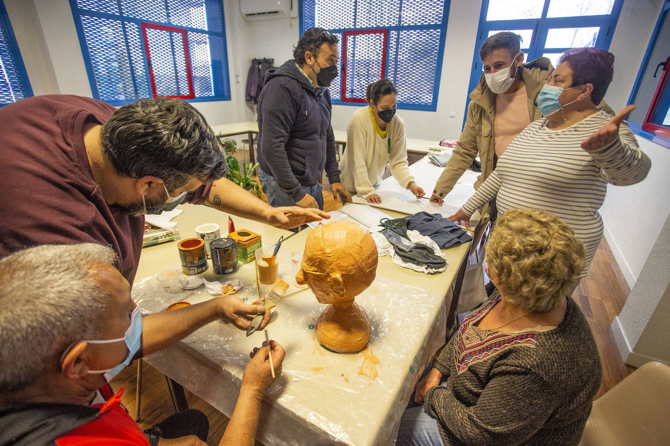 Taller de confección de peleles de Carnaval. 