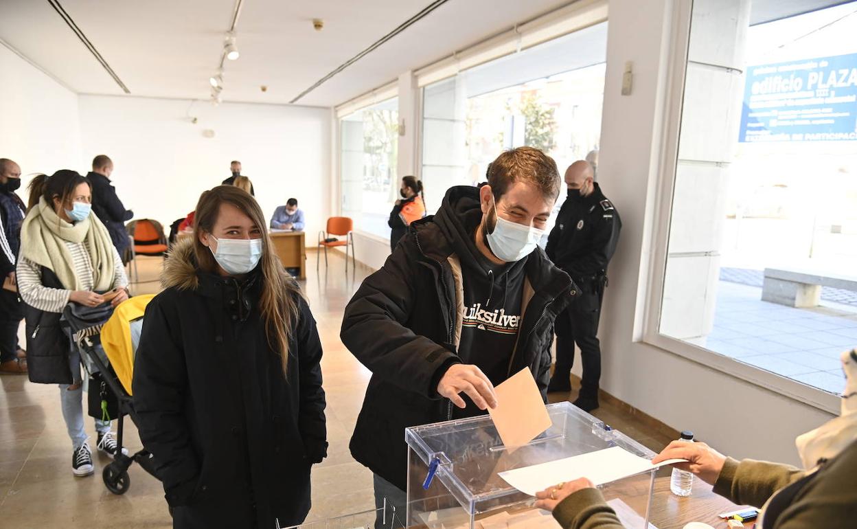 Fusión Don Benito-Villanueva : La participación alcanza el 35,5% en Don Benito y el 42,7% en Villanueva de la Serena a las 14.30 horas