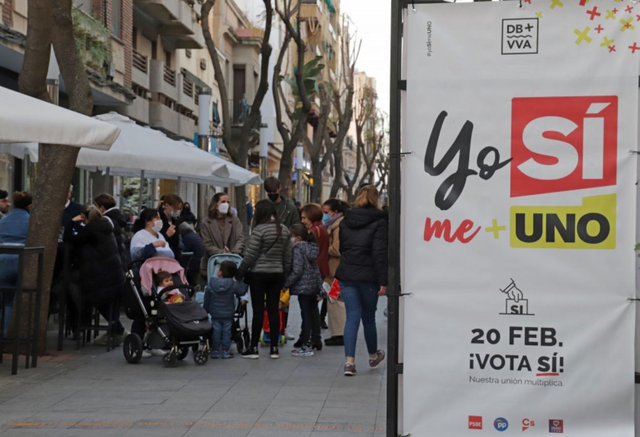 Cartel invitando a votar sí a la fusión entre Don Benito y Villanueva en el referéndum de este domingo. 