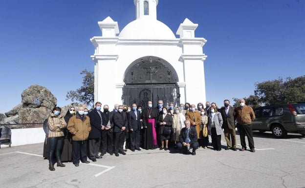 Foto de grupo del obispo junto a la directiva y damas de ornato de la cofradía de la Virgen de la Montaña. 