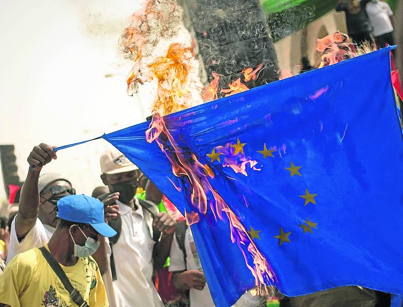 Quema de banderas de la UE en Malí.