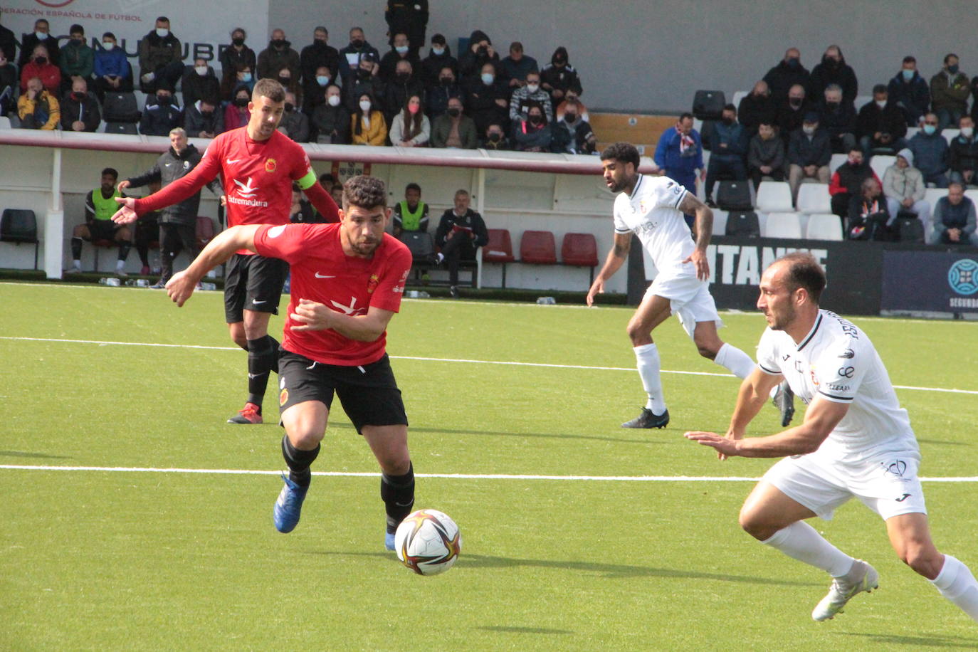 Rodao pugna por el balón en un momento del partido.