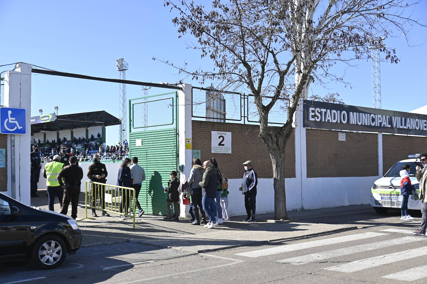 Ambiente en el partido del Villanueva el día de la votación.