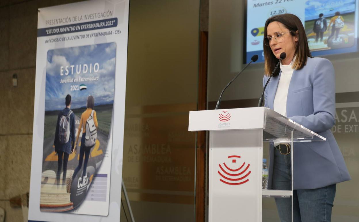 Olga Tostado, presidenta del Consejo de la Juventud de Extremadura presentando el informe esta mañana en Mérida. 