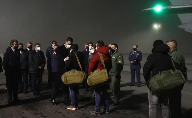 Imagen de Sánchez recibiendo a los tres supervivientes. 