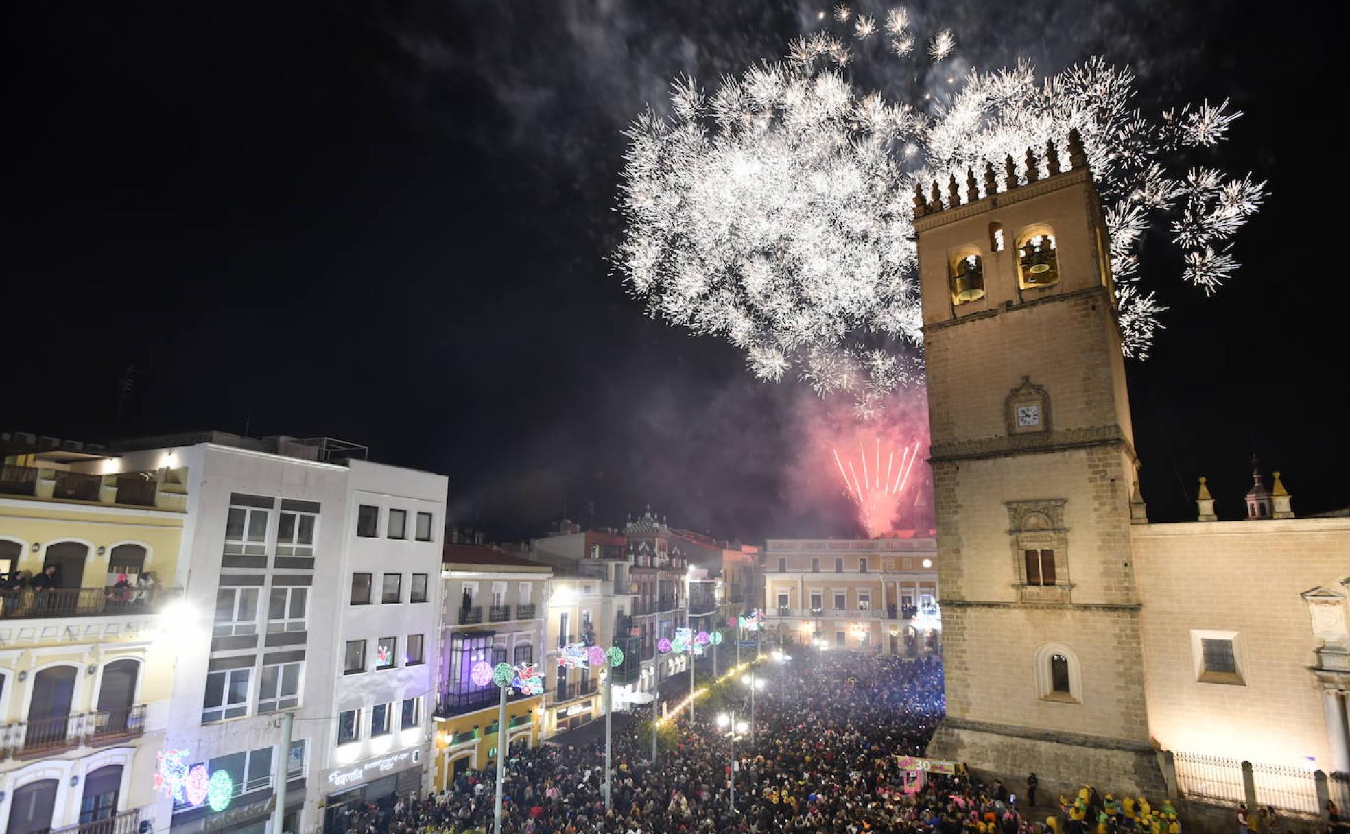 El pregón de Mario Vaquerizo desde el balcón del ayuntamiento finalizó con diez minutos de fuegos artificiales.