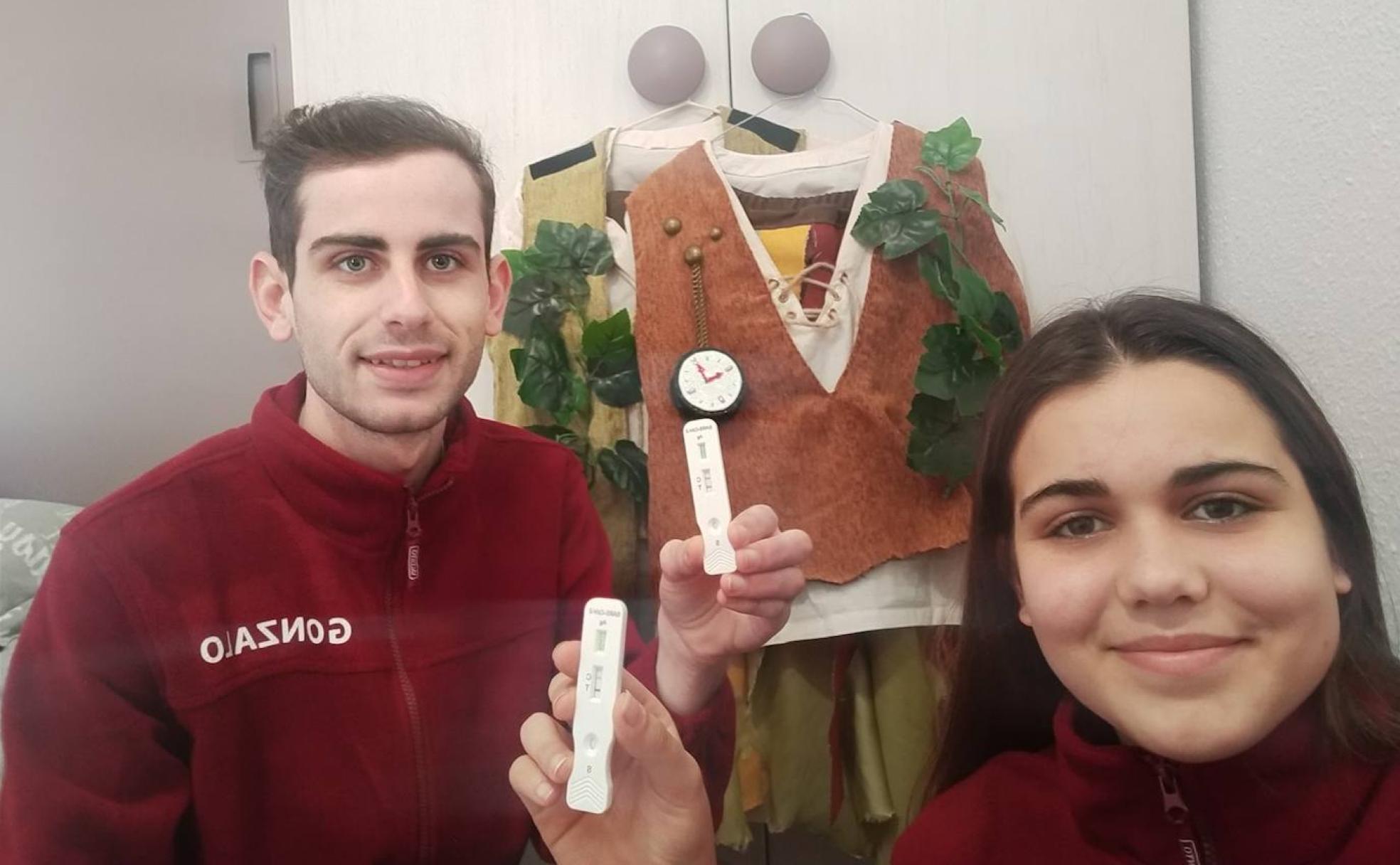 Los hermanos Gonzalo y Carlota Borrego, de Los Mini-Folk, con sus disfraces colgados y sus positivos. 