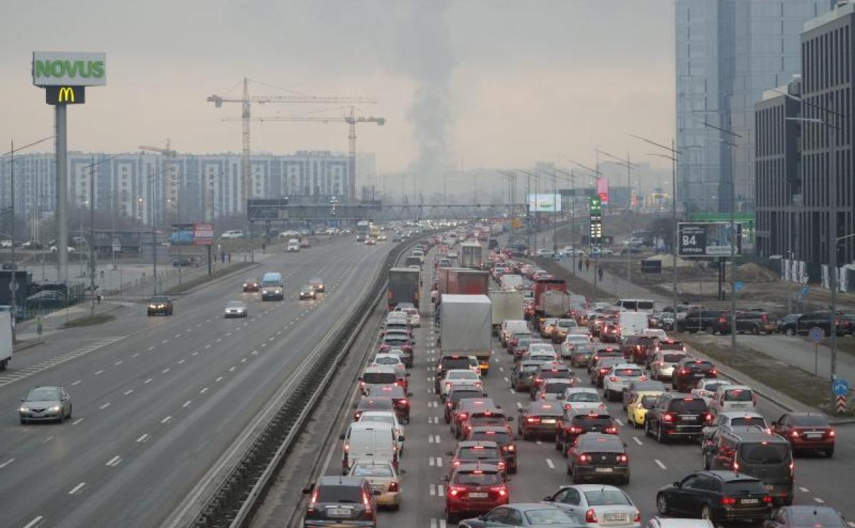 Largas colas en Kiev ante la entrada de tropas rusas en Ucrania