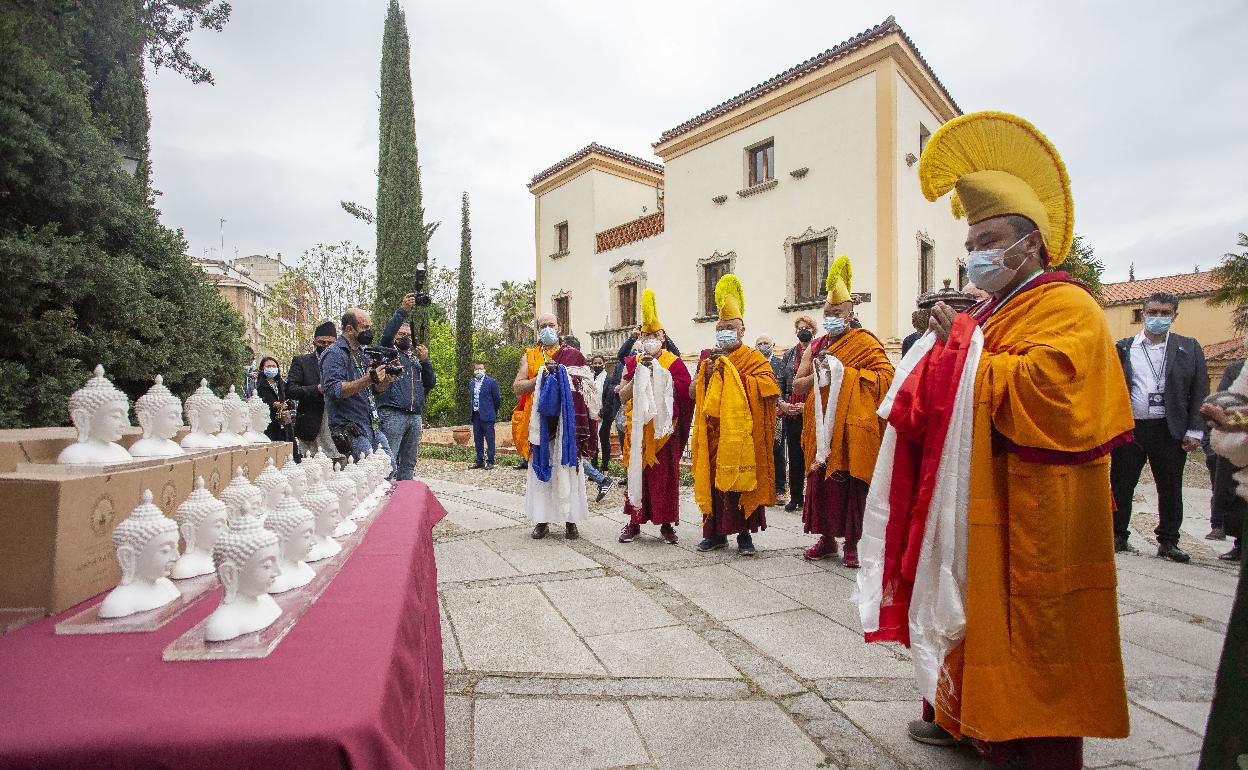 Actividades durante las jornadas budistas celebradas en Cáceres en abril de 2021. 