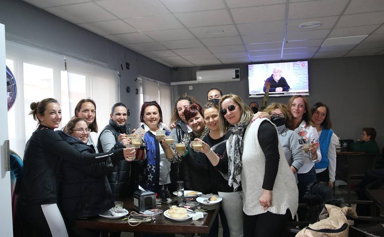 Clientas en el bar Capitol, celebran el premio que ha caído en el pueblo
