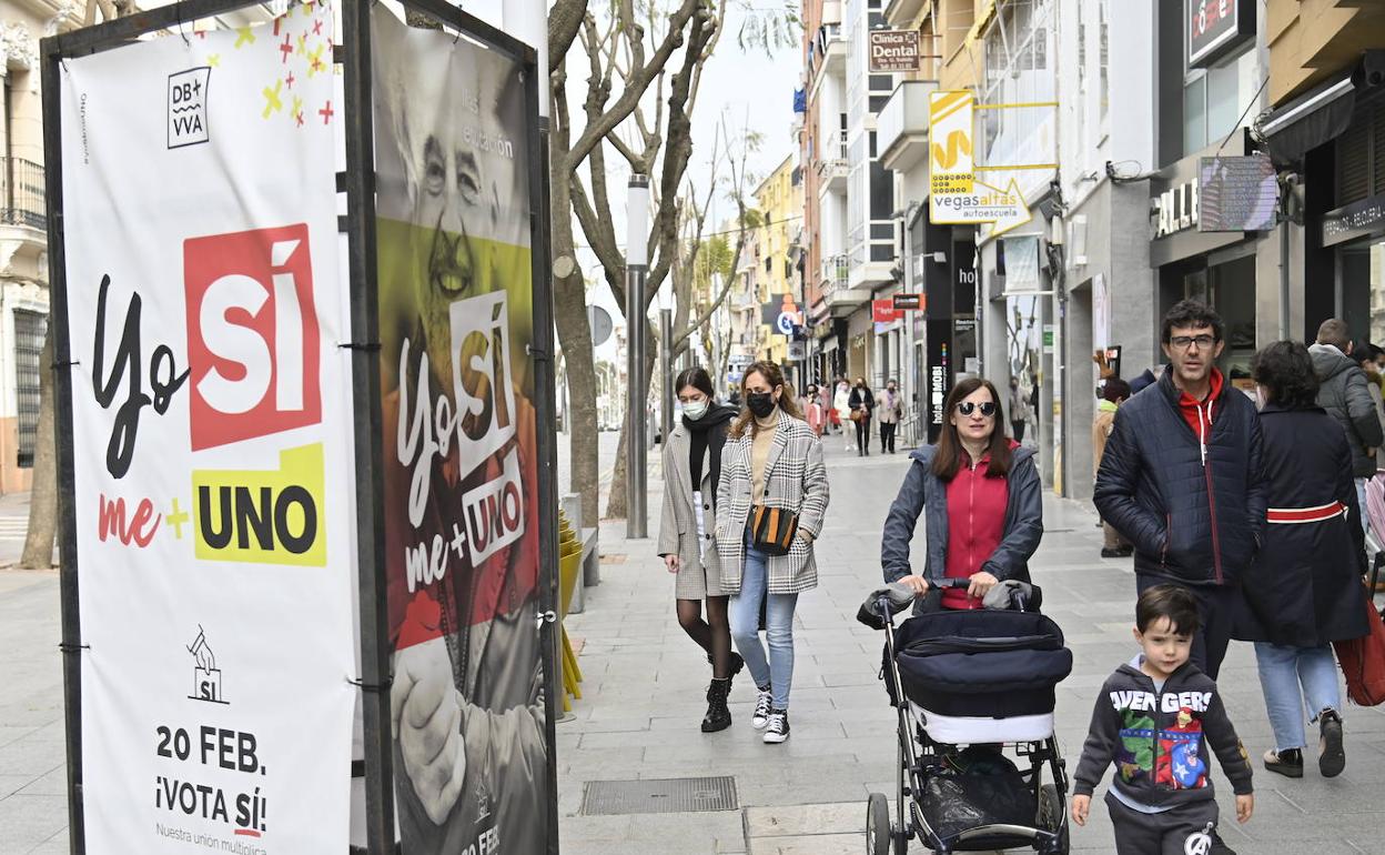 Avenida de la Constitución, el principal eje comercial de Don Benito. 