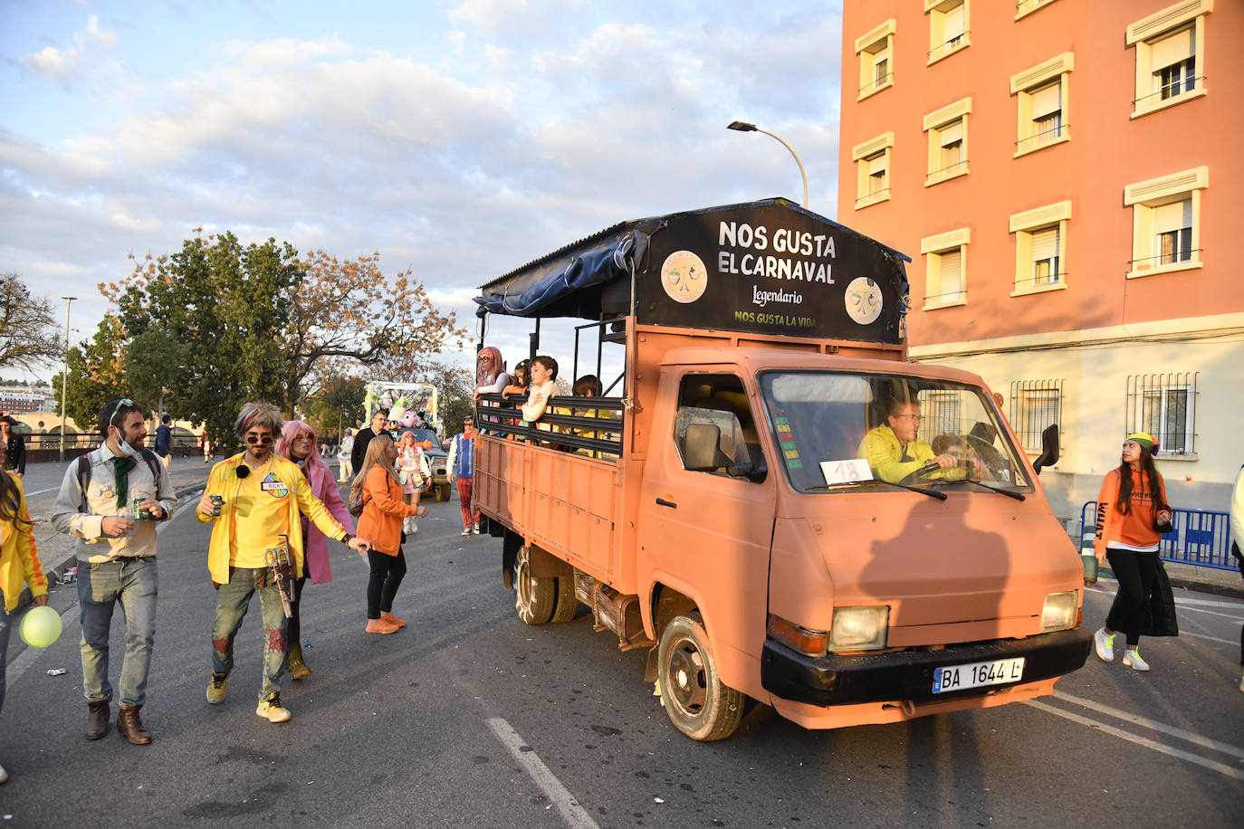 Fotos: Así vivieron el Carnaval de Badajoz los artefactos y grupos menores