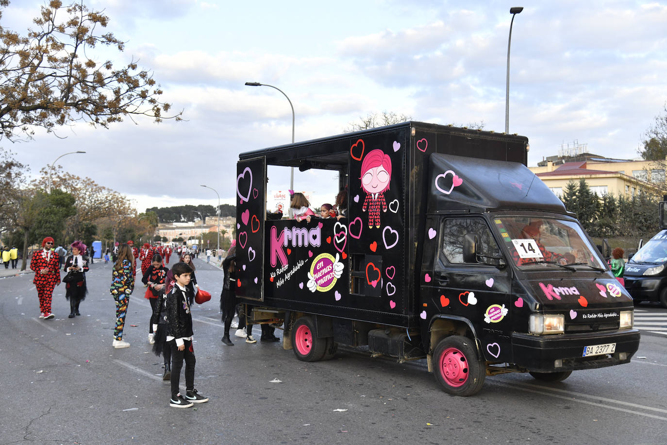 Fotos: Así vivieron el Carnaval de Badajoz los artefactos y grupos menores