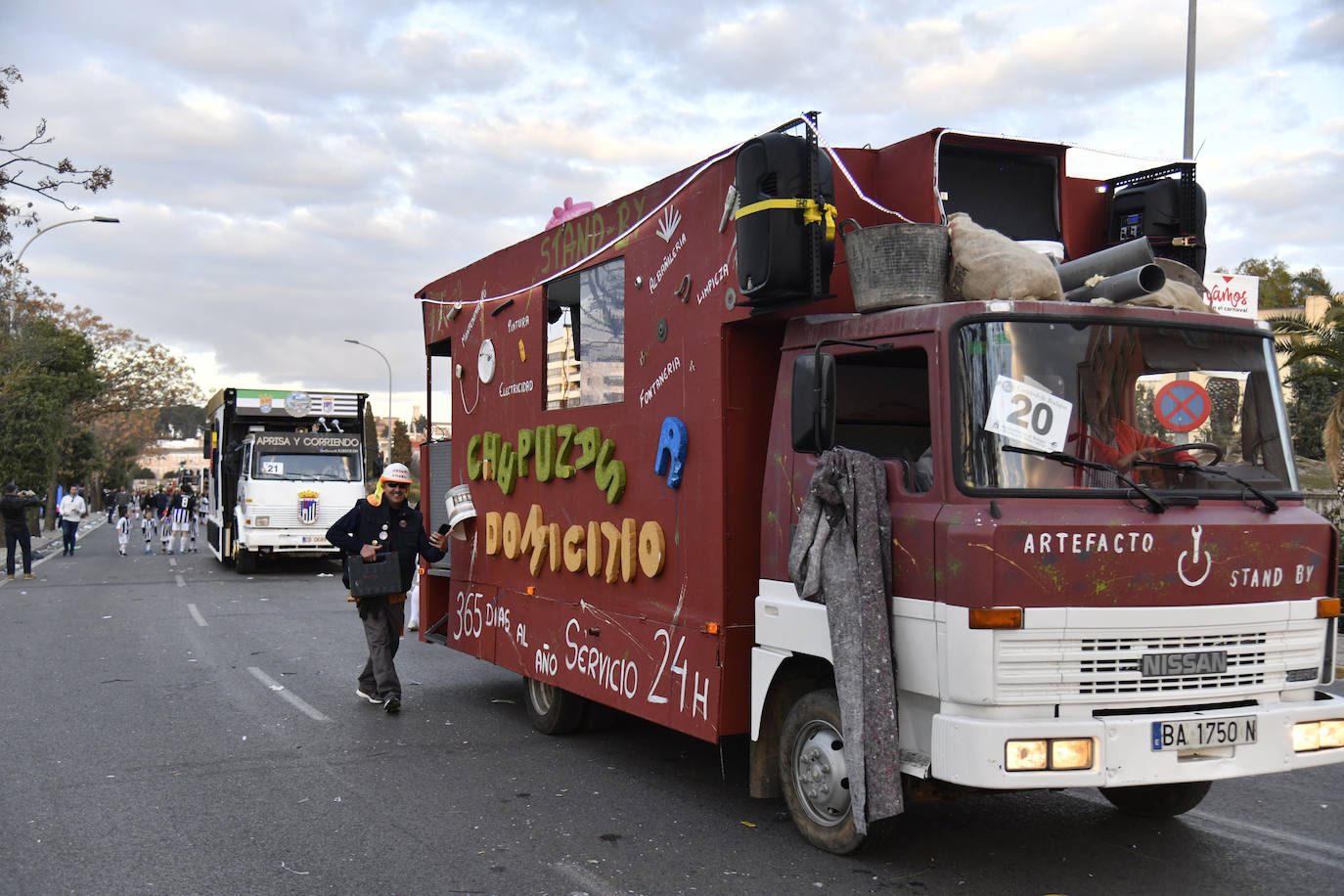 Fotos: Así vivieron el Carnaval de Badajoz los artefactos y grupos menores