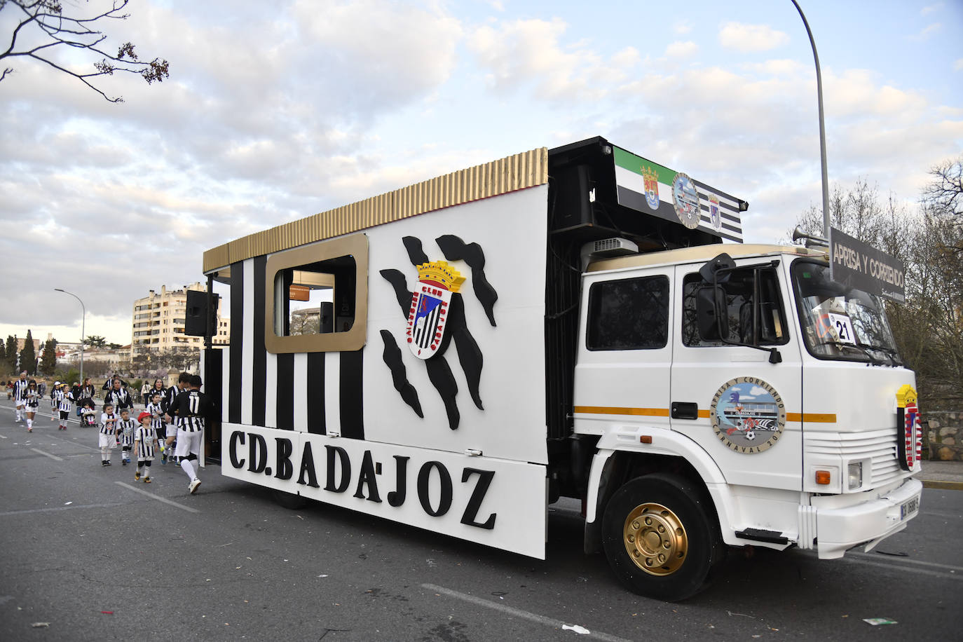 Fotos: Así vivieron el Carnaval de Badajoz los artefactos y grupos menores