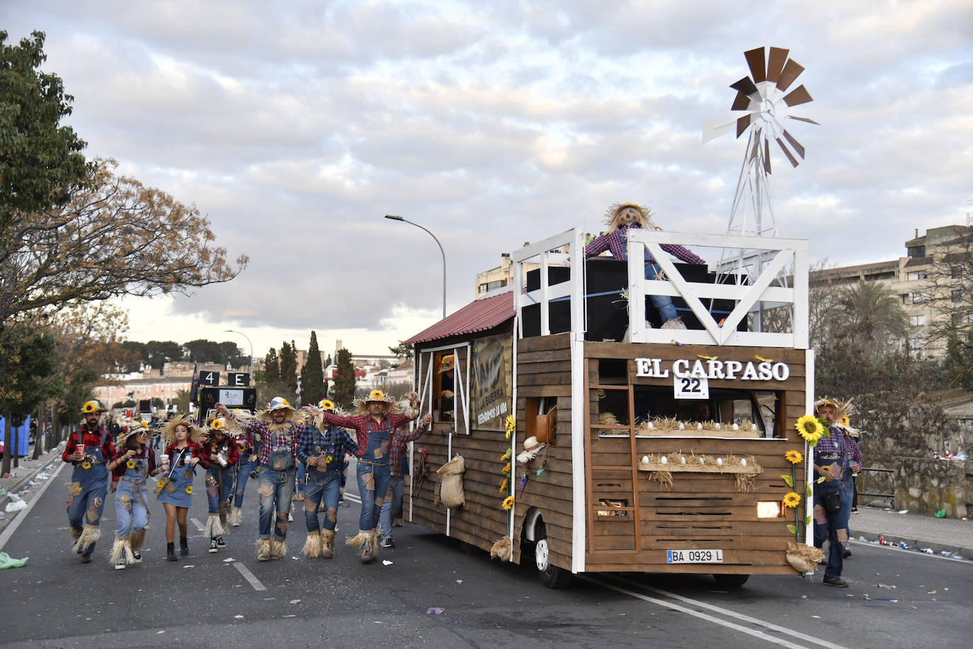 Fotos: Así vivieron el Carnaval de Badajoz los artefactos y grupos menores