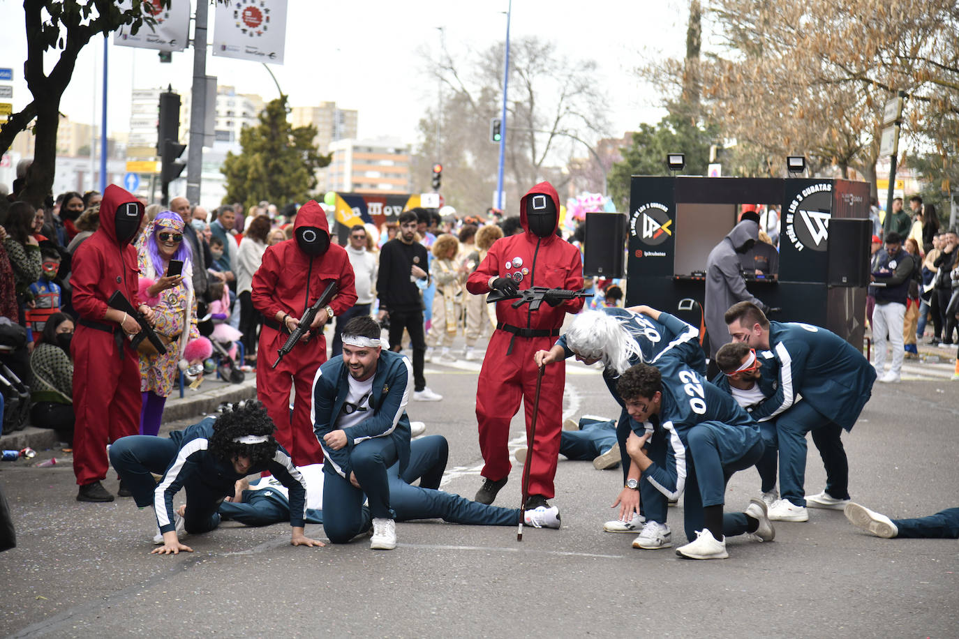 Fotos: Así vivieron el Carnaval de Badajoz los artefactos y grupos menores